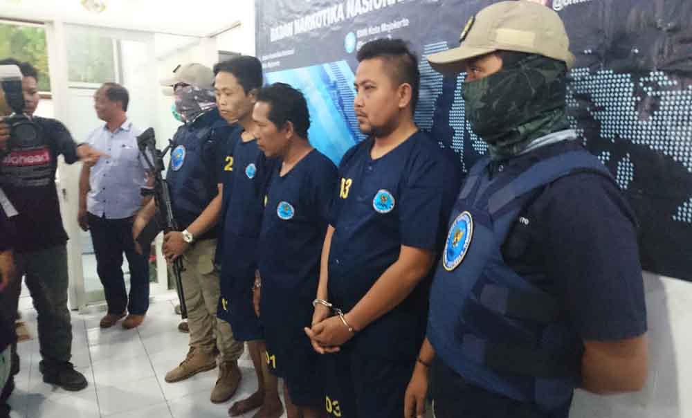 Petugas BNN saat menggelar jumpa pers terkait tiga tersangka sindikat pengedar sabu-sabu di Mojokerto