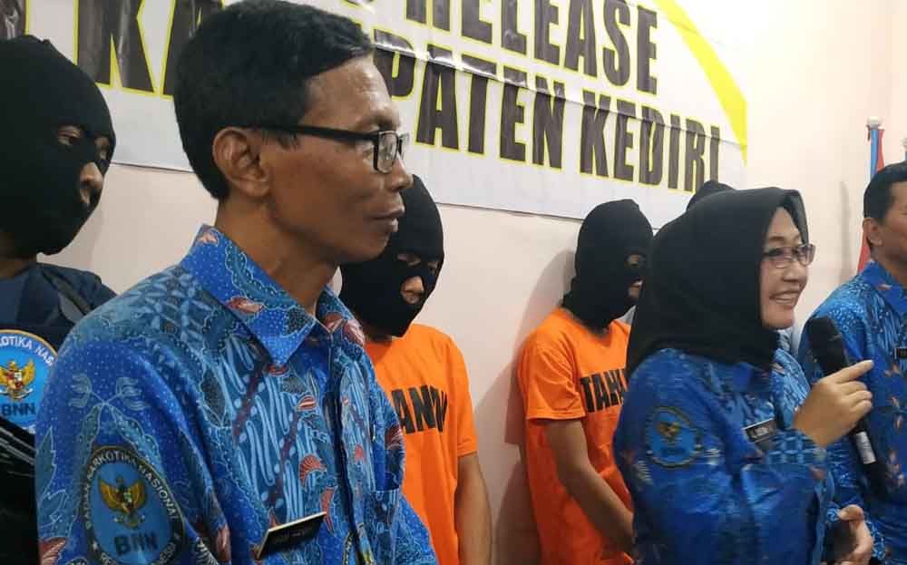 Kedua tersangka pengedar sabu ditangkap BNN Kediri 