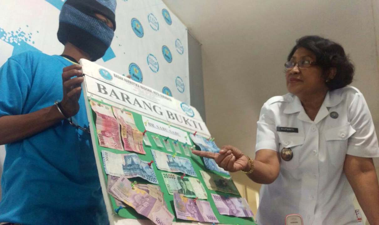 Tersangka Muclish diperiksa Kepala BNNK Surabaya, AKBP Suparti. 