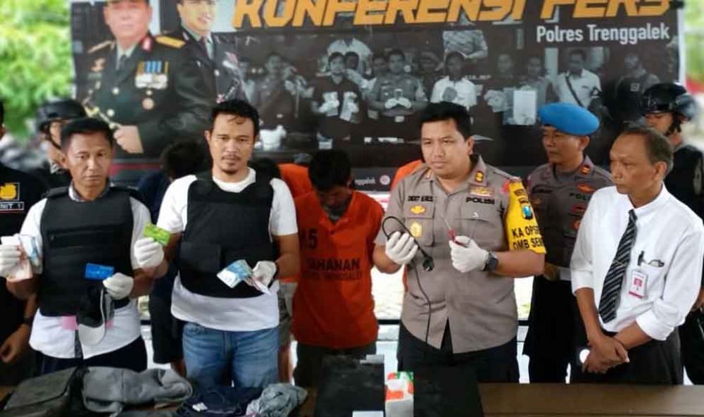 Kapolres Trenggalek AKBP Didit Bambang Wibowo tunjukkan barang bukti dan tersangka