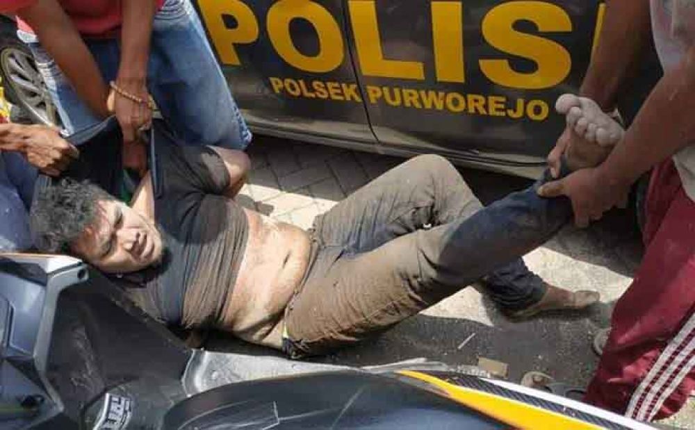Pelaku yang ditangkap warga