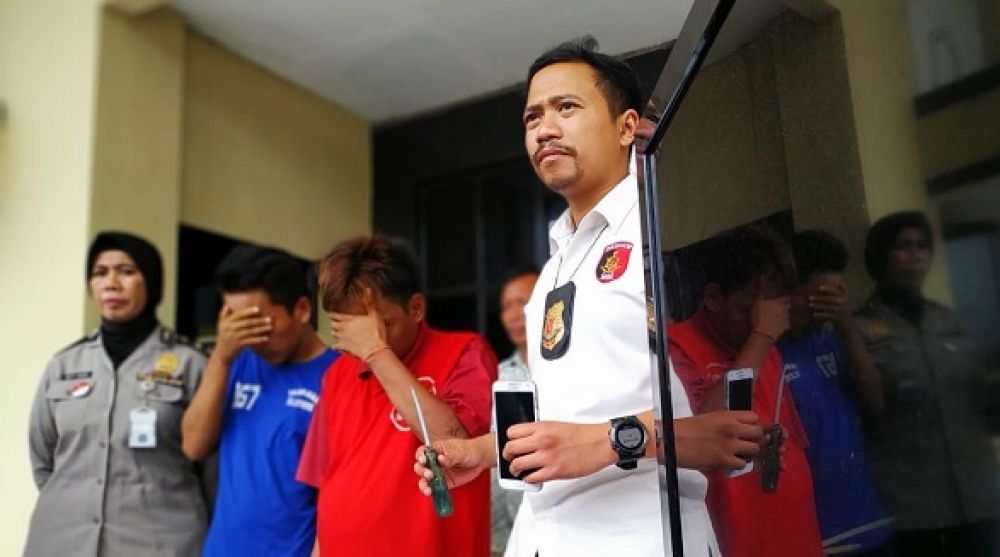 Kanit Resmob Satreskrim Polrestabes Surabaya Iptu Bima Sakti tunjukkan bb dan tersangka bobol rumah