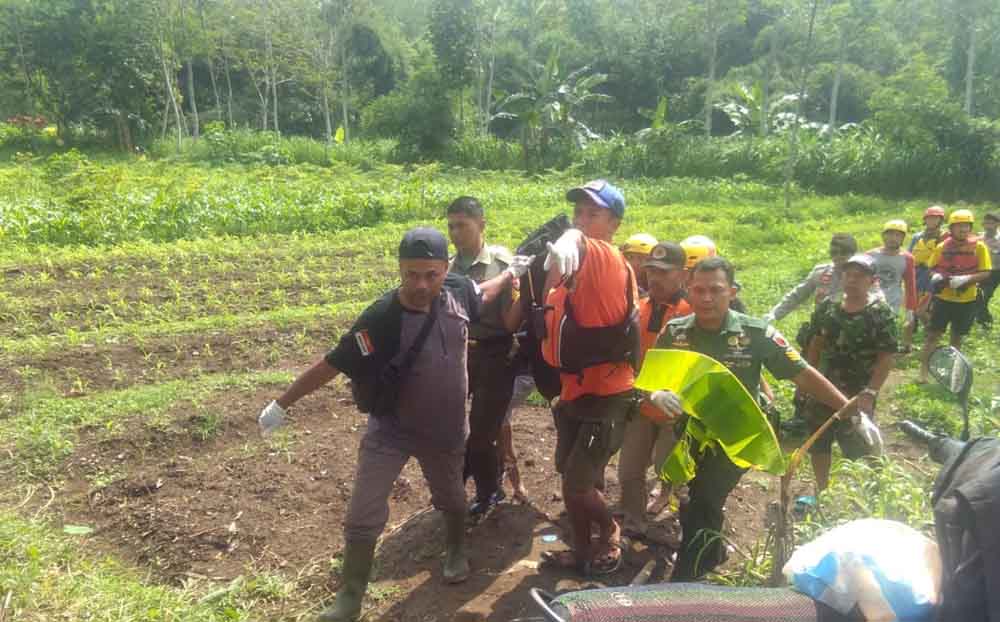 Tim gabungan mengevakuasi jasad bocah SD yang tewas terseret arus air sungai di Kota Malang