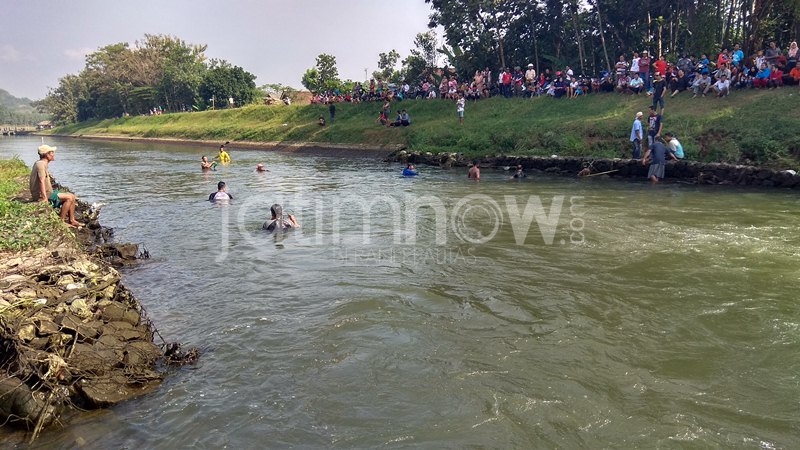 Warga berusaha mencari dua bocah yang tenggelam di Sungai Lodagung/Foto: Glorian