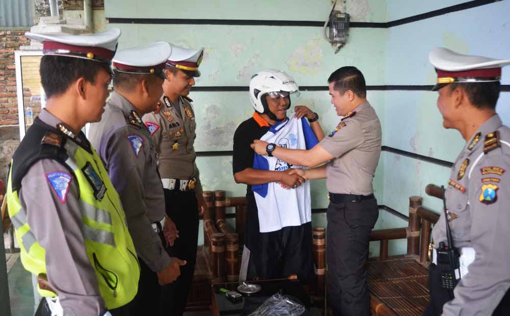 Pelanggar Lalu Lintas di Bojonegoro ini Malah Dapat Hadiah, Kenapa?