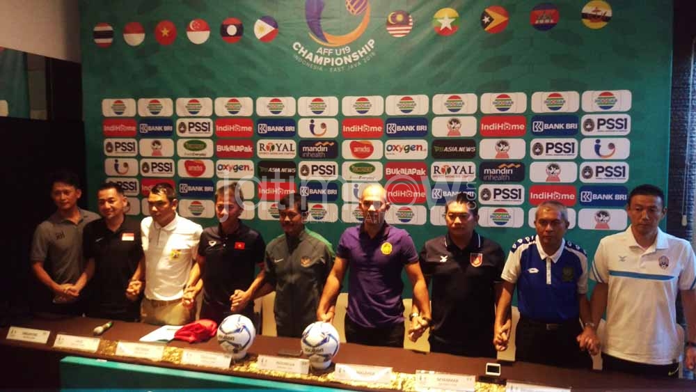 Indra Sjafri bersama pelatih-peltih tim peserta Piala AFF 2018 saat jumpa pers di Surabaya