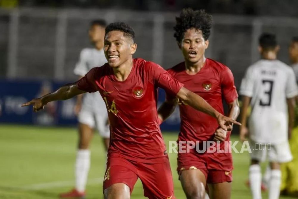 Pesepakbola Timnas Indonesia Muhammad Fajar Fathur (kiri) melakukan selebrasi usai memasukan bola ke gawang Timnas Timor Leste pada pertandingan kualifikasi AFC U-19 di Stadion Madya, Jakarta, Rabu (6/11). Foto: Republika/Putra M. Akbar