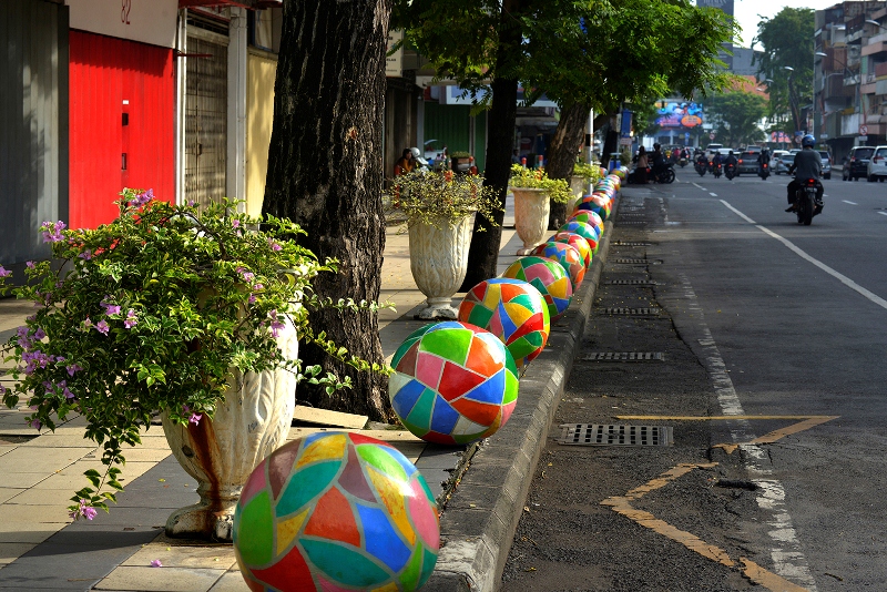 Bola warna-warni yang dipasang di trotoar Surabaya