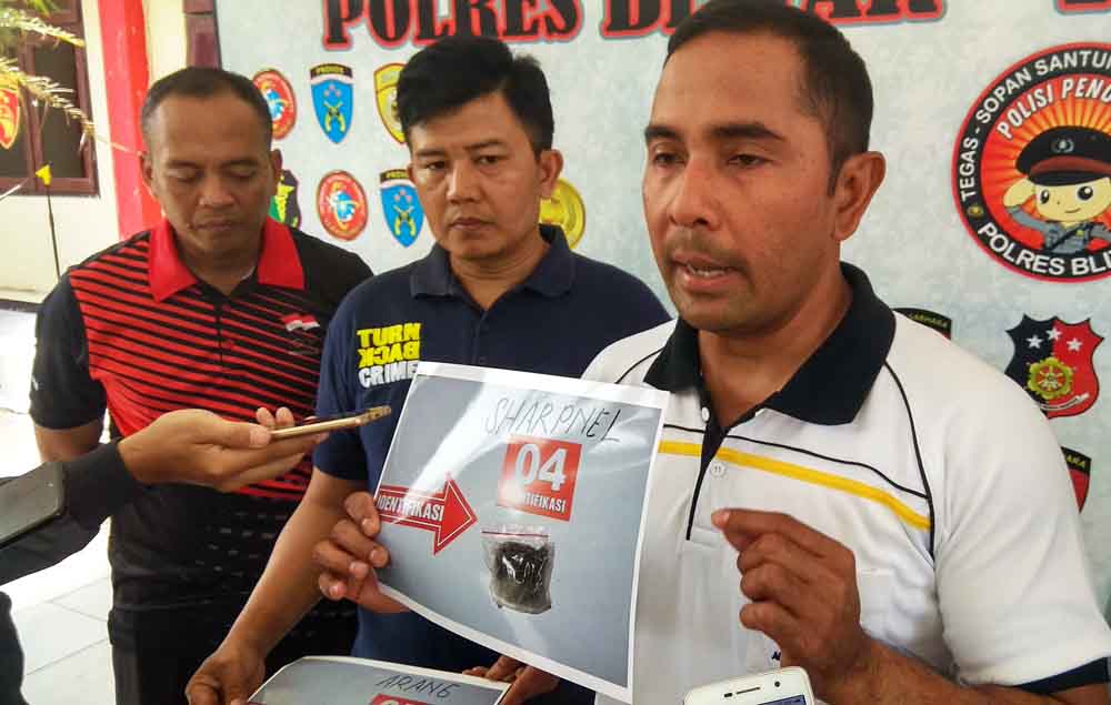 Petugas menunjukkan materi isi benda yang mirip bom rakitan di Blitar