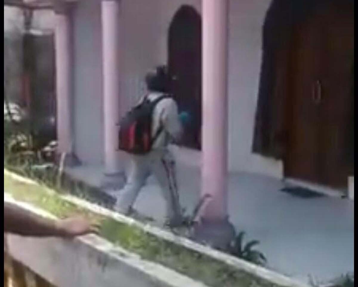 Pria yang membawa ransel 