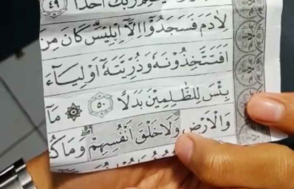 Potongan kertas yang berisi tulisan arab