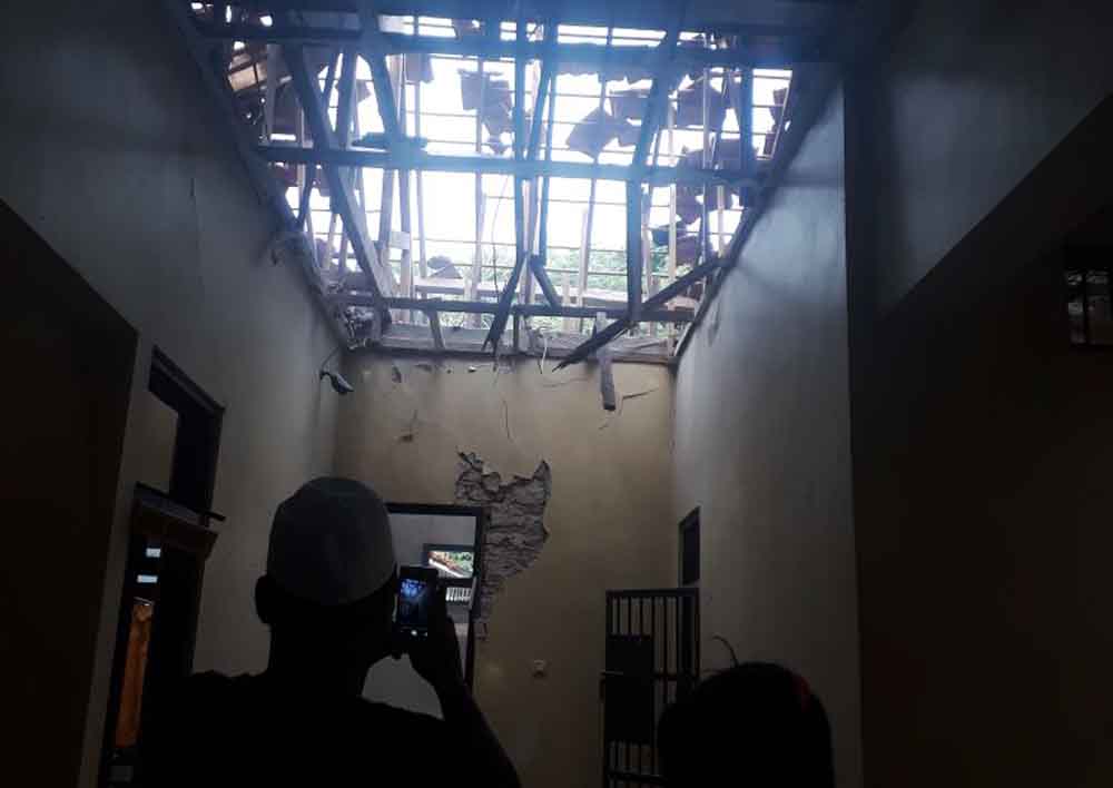 Mapolsek hancur usai ledakan bom ikan