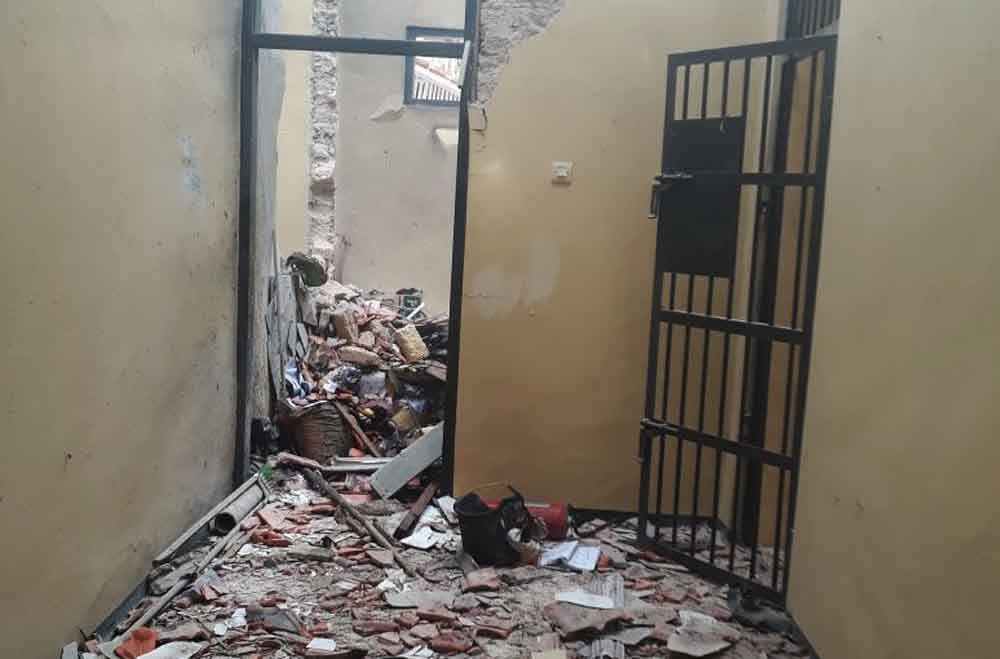 Kondisi ruangan di Polsek Giligenting pascaledakan bom ikan