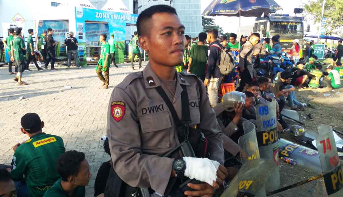 Bripda Dwiki, petugas polisi yang terluka akibat lemparan batu suporter di Stadion Gelora Bung Tomo Surabaya.