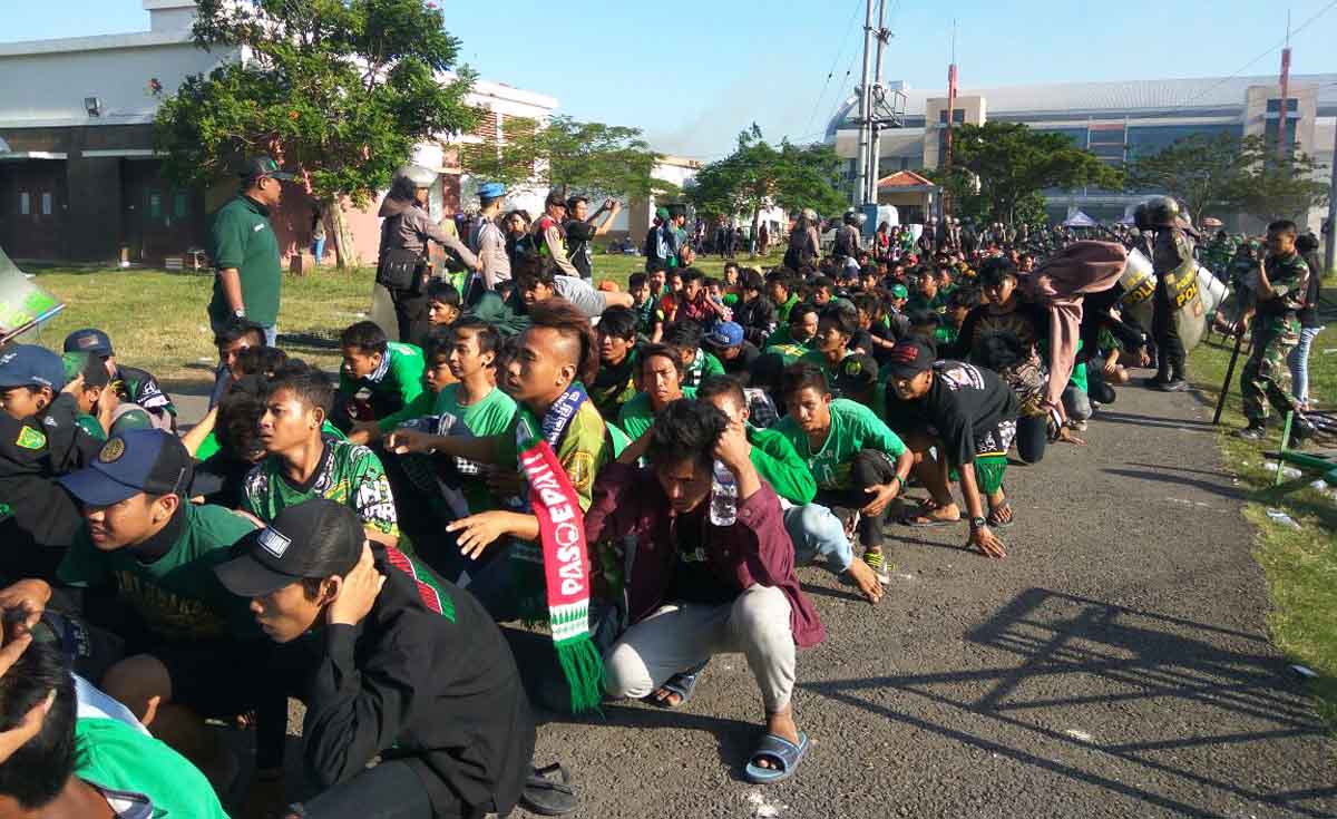 Bonek Diizinkan Tonton Persebaya Vs Arema dengan Jalan Jongkok
