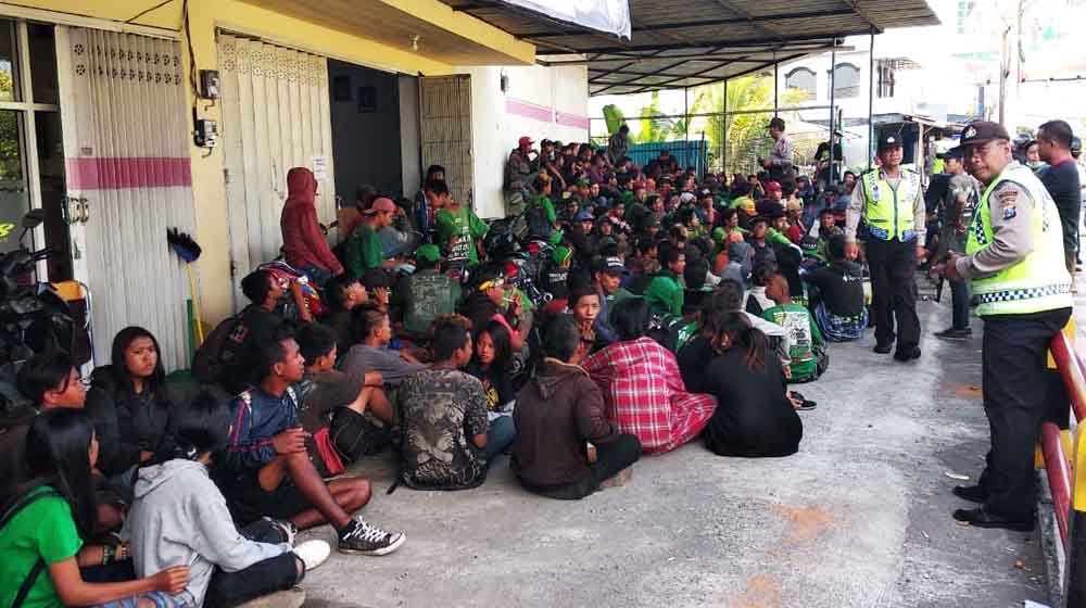 Ratusan Bonek Tak Ber-KTP Dipulangkan dari Pelabuhan Ketapang