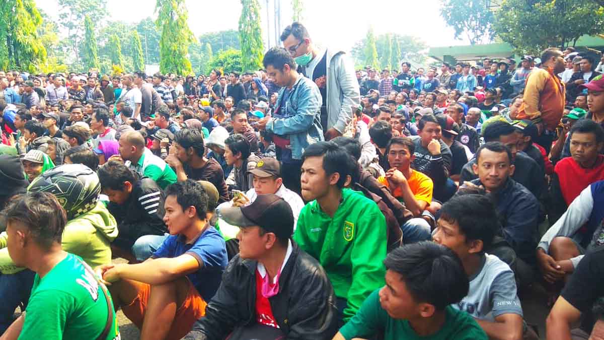 Ribuan Bonek Antre Beli Tiket Pertandingan Persebaya Vs Arema 