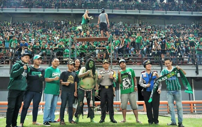 Ribuan Bonek saat mendukung Persebaya Surabaya di Stadion GBT Surabaya.