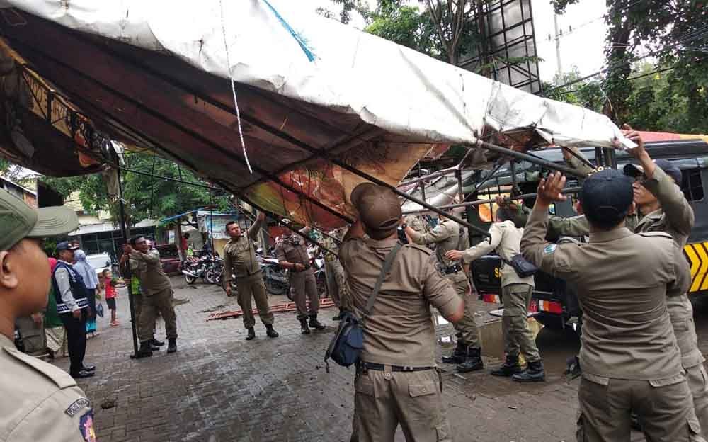 Pembongkaran lapak milik pedagang di pasar Semampir Kecamatan Kraksaan Probolinggo.