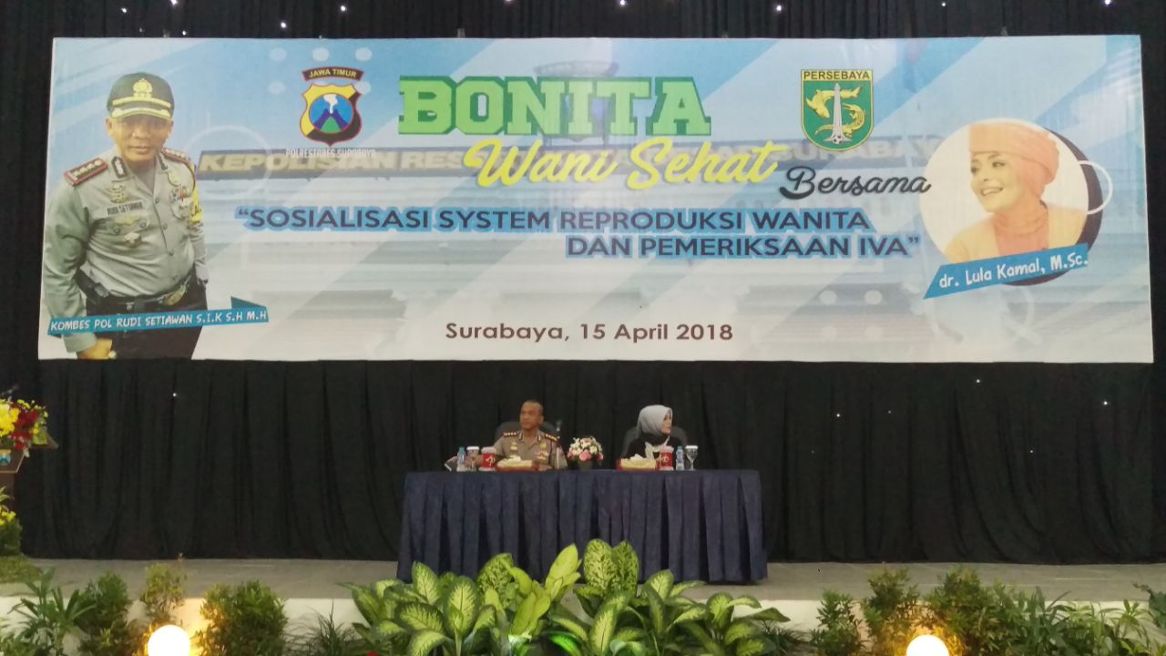 Lula Kamal dan Kapolrestabes Surabaya saat acara Bonita wani sehat.
