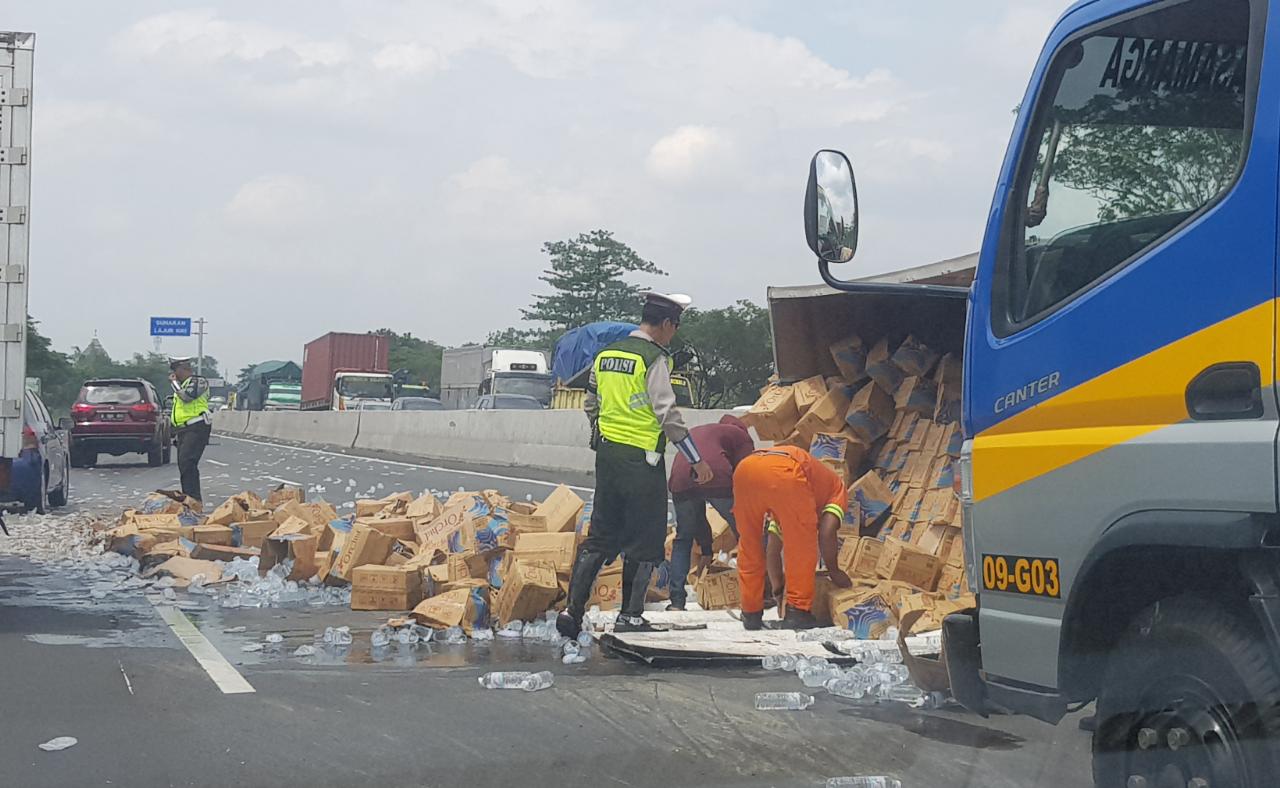 Terguling di Tol, Muatan Ribuan Gelas Air Mineral Berhamburan