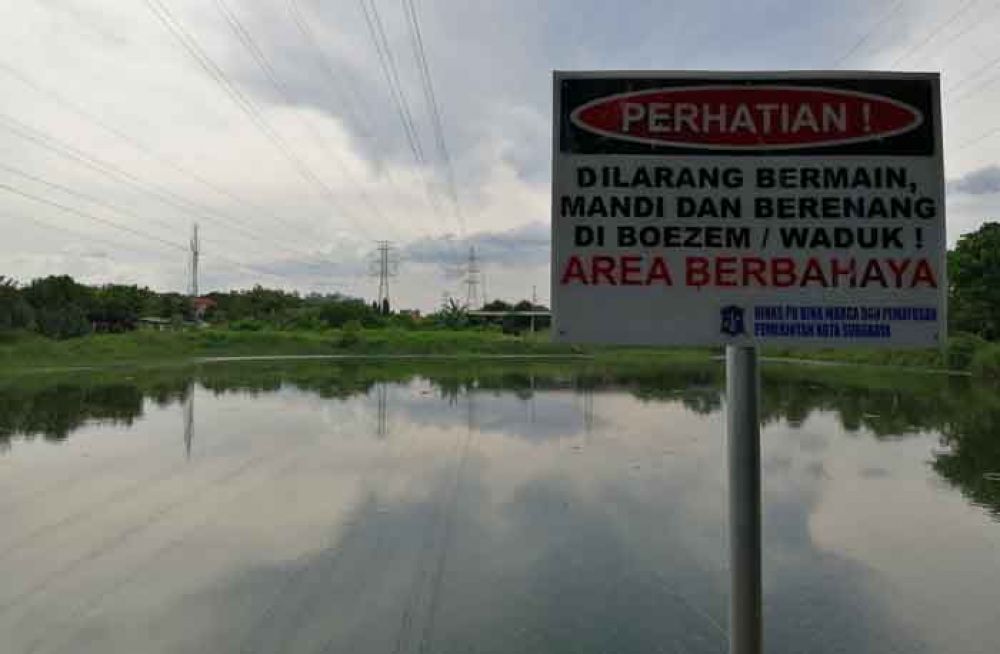 Bozem Kebraon yang terpasang papan larangan bermain