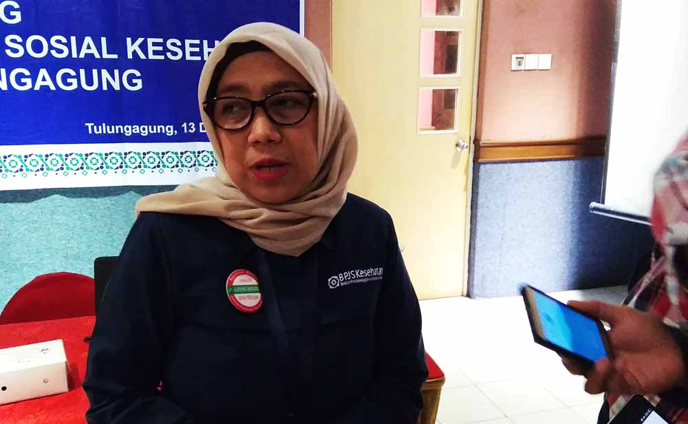 Pasien BPJS di ponorogo sedang membaca pengumuman