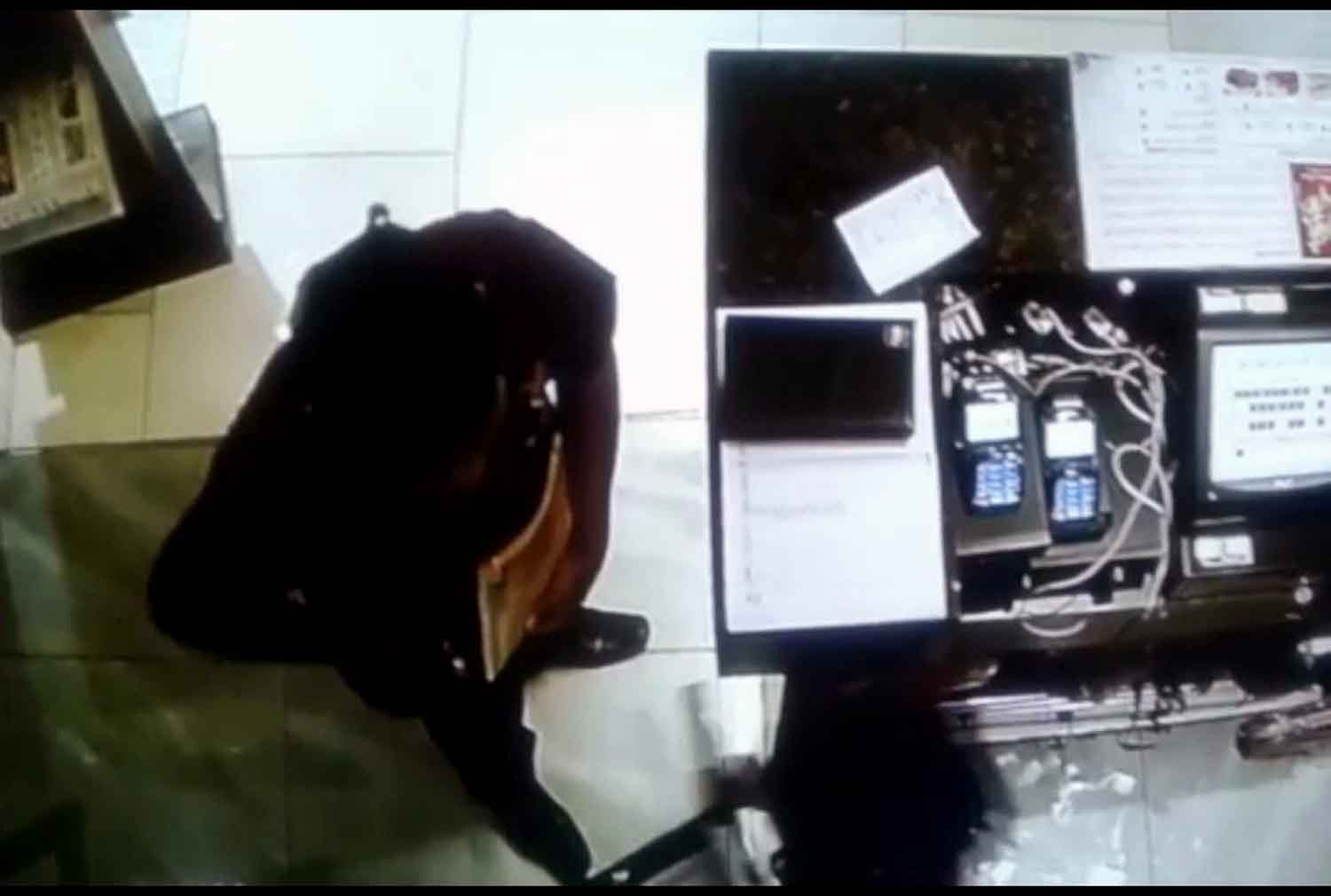 Rekaman CCTV pembobolan brankas.