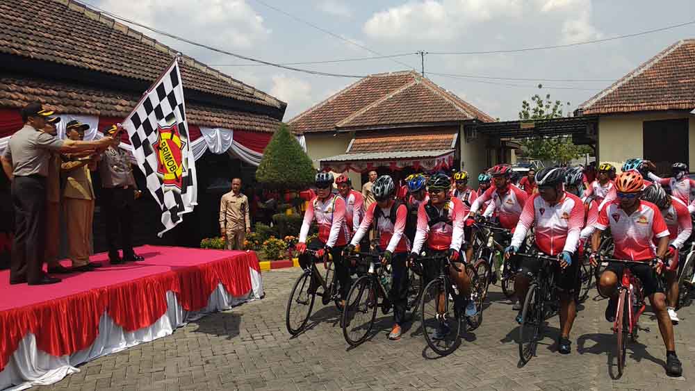Pemberangkatan peserta Tour De Java Brimob Polda Jatim di Madiun