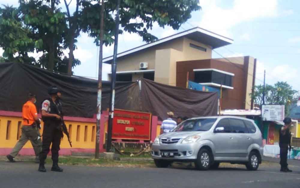 Tim Inafis Polda Jateng saat melakukan olah tempat kejadian perkara kasus penembakan Pos Penjagaan Mako Brimob Banyumas, Sabtu (25/5/2019)/ Foto: Antara