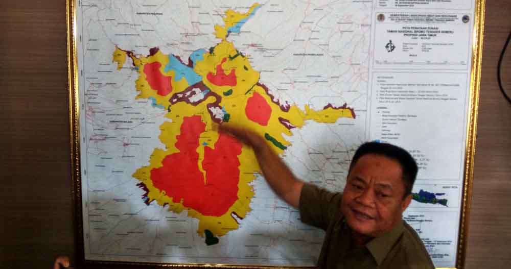 Kepala BB TNBTS Menunjukkan lokasi terdampak kebakaran