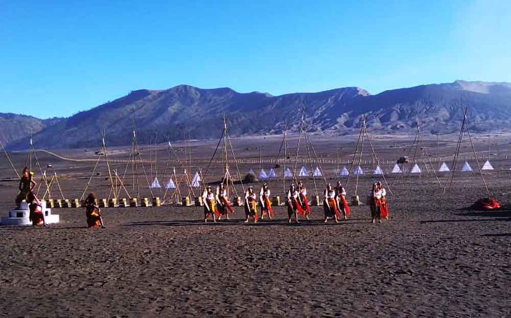 Salah satu kesenian yang ditampilkan di Gunung Bromo