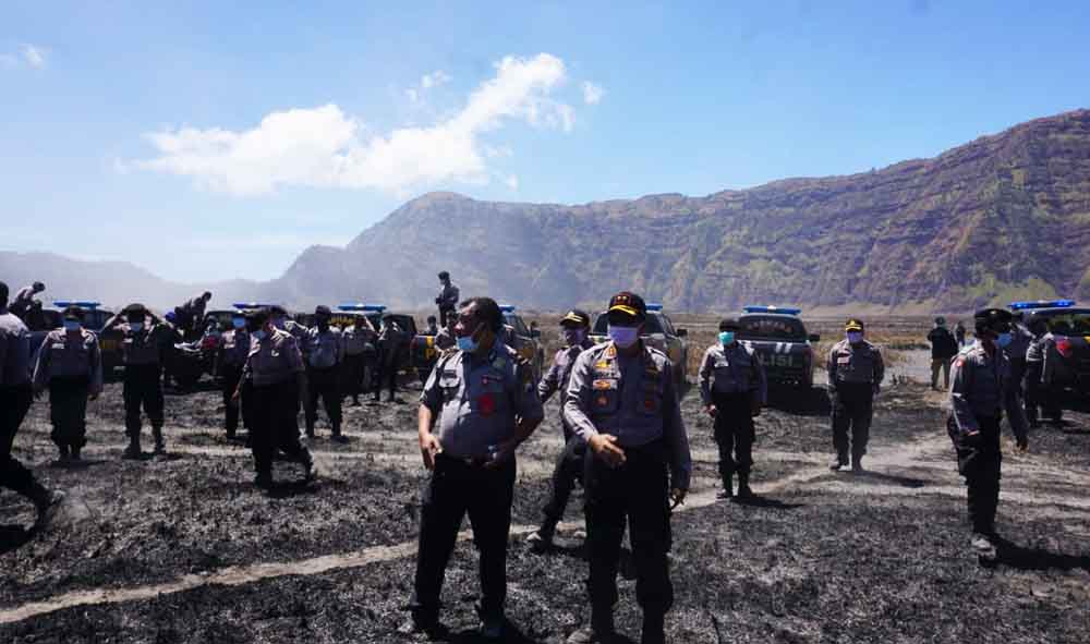 Tim Gabungan dari Kepolisian, TNI, TNBTS ,BPBD, Satpol PP dan Relawan lingkungan, menyisir Bukit Teletubbies dan Padang Savana Bromo