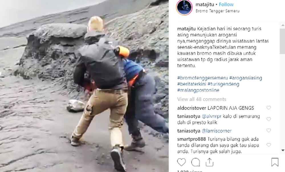 Screenshoot pembantingan petugas Gunung Bromo oleh turis Jerman