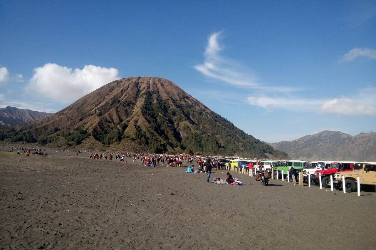 Wisatawan Lokal Banjiri Bukit Teletubbis Gunung Bromo