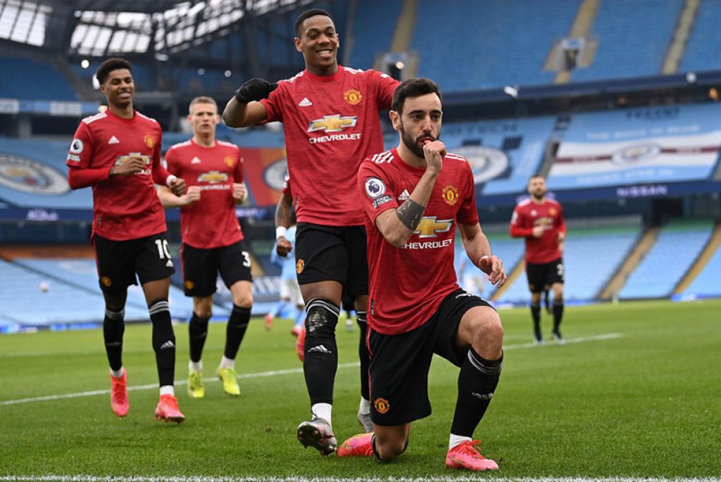 Bruno Fernandes merayakan gol pertama Manchester United di kandang Manchester City (Foto: EPA/Laurence Griffiths via Republika)