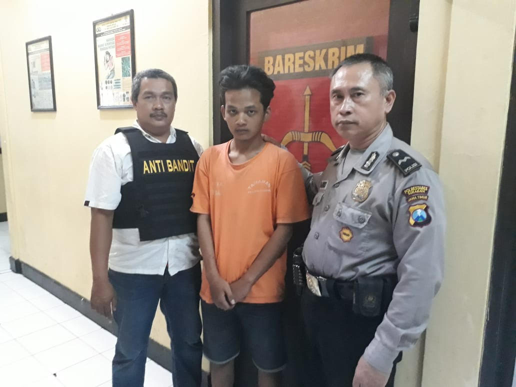 Alif (tengah) saat diamankan di Mapolsek Gubeng Surabaya. 