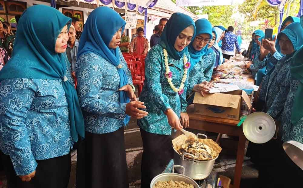 Bu Ipong mempraktekan cara membuat gatot dan tiwul instan