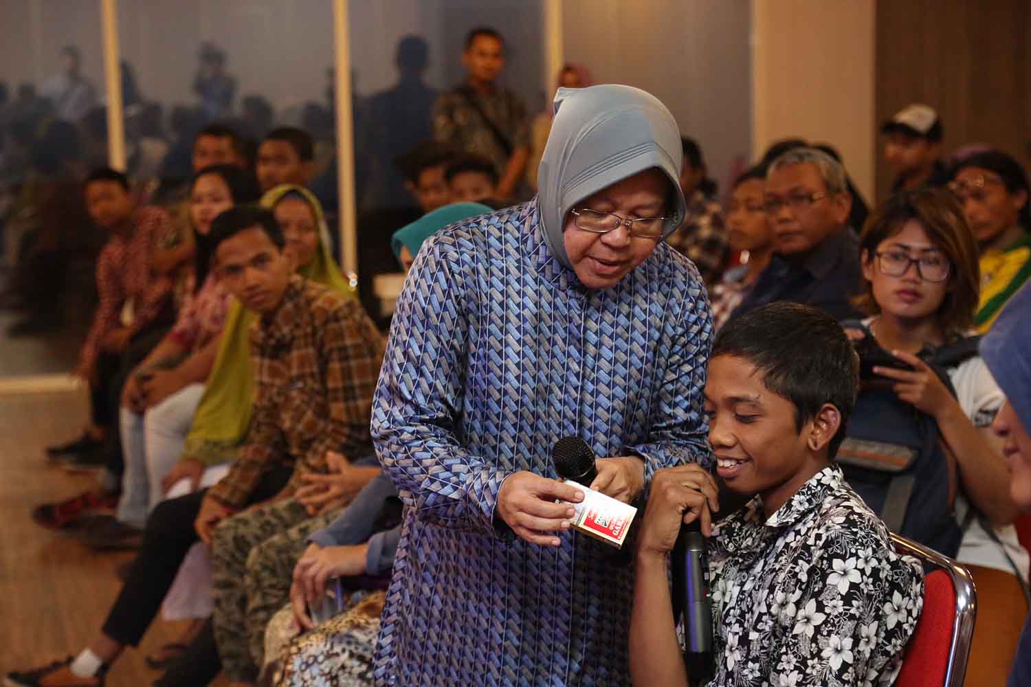 Walikota Surabaya Tri Rismaharini sedang berdialog dengan anak putus sekolah.