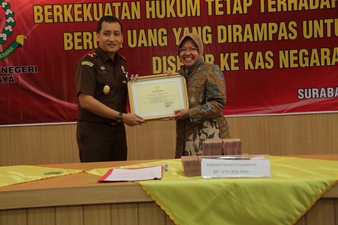 Wali Kota Risma saat menerima hibah dari Kejari Surabaya