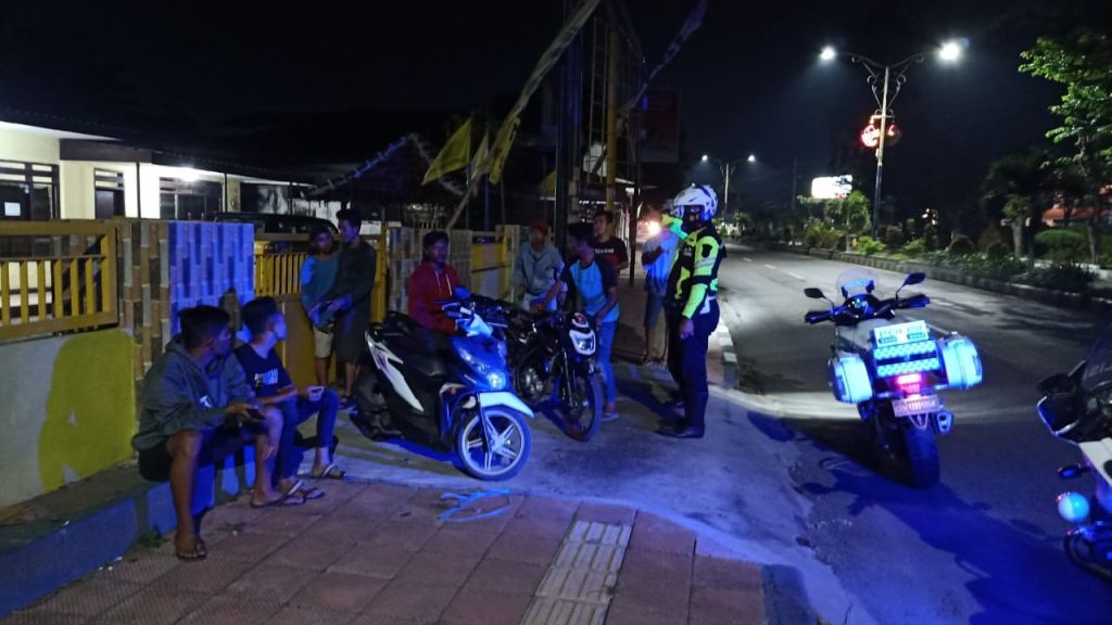 Kerumunan pemuda di Situbondo yang dibubarkan polisi