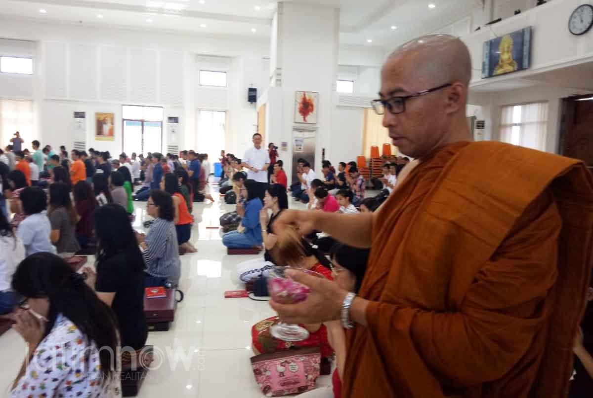 Proses perayaan hari Waisak oleh umat Buddha di Surabaya