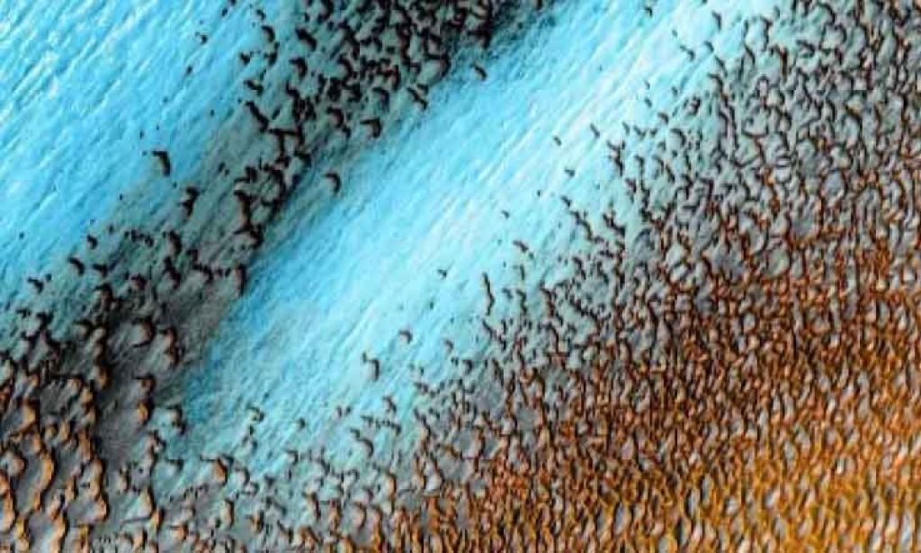 NASA Bagikan Foto Menakjubkan Bukit Pasir Planet Mars