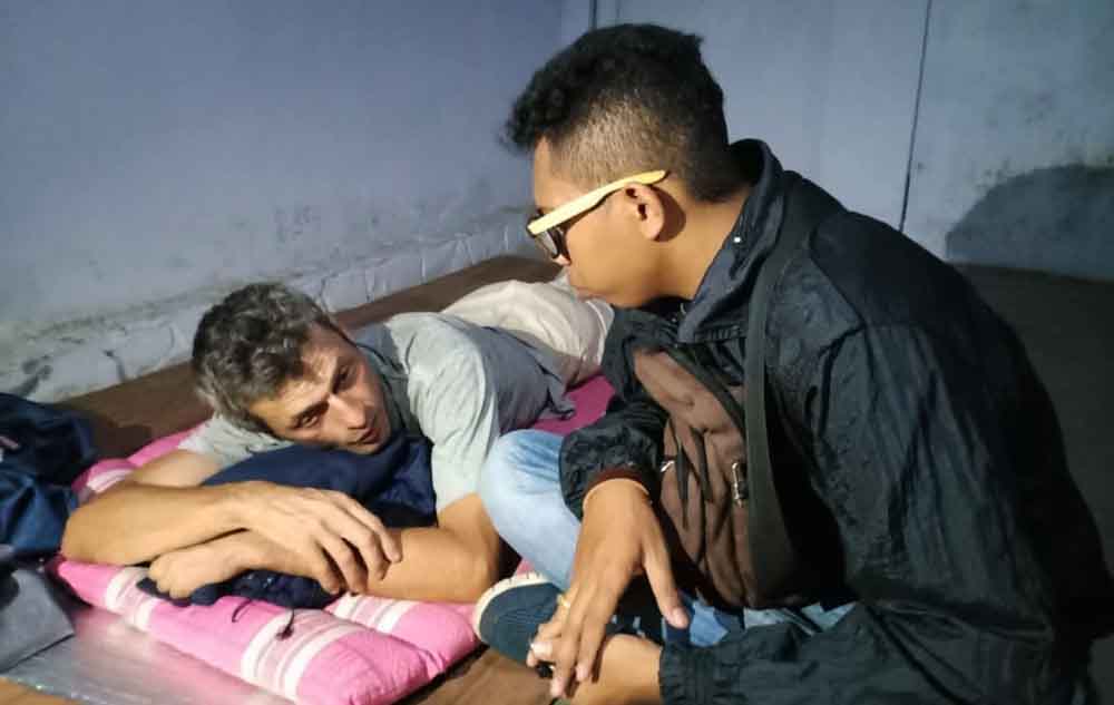 Kehabisan Bekal, Turis Asal Rusia Dirikan Tenda di Area Makam