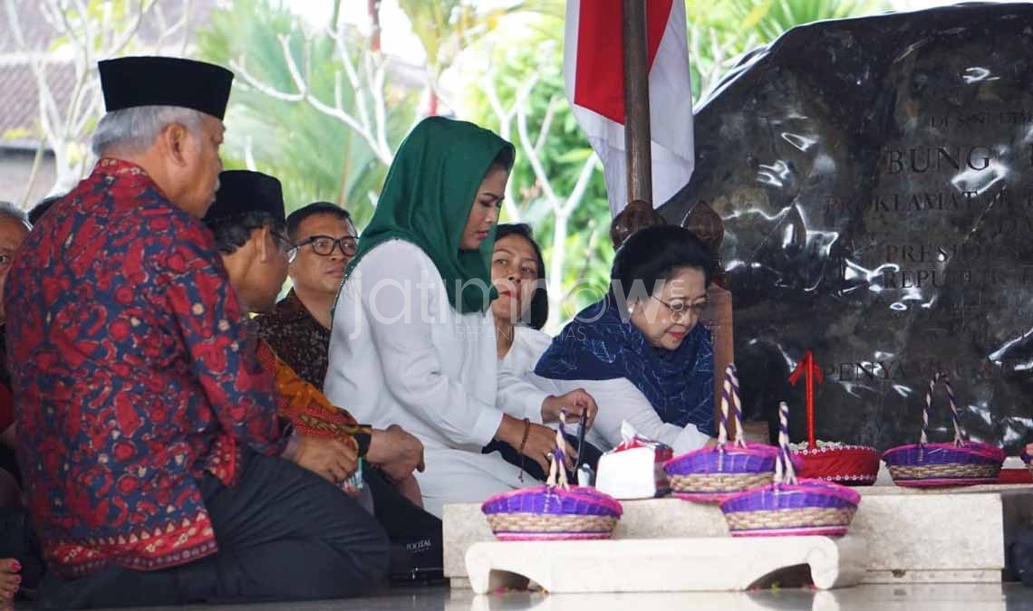 Megawati Sukarno Putri saat nyekar di makam ayahnya yang juga sebagai Presiden Pertama RI Soekarno