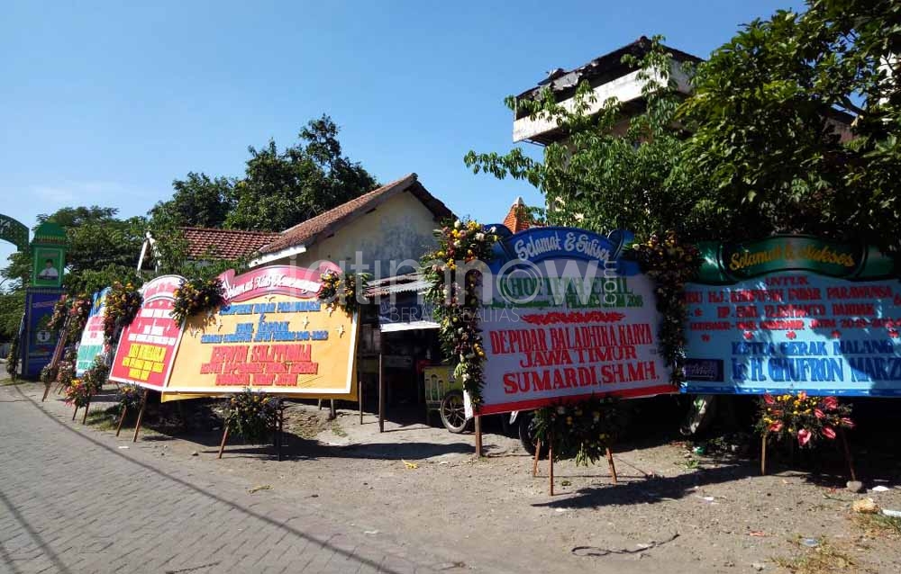 Karangan bunga ucapan selamat kepada pasangan Khofifah-Emil  di Jalan Jemursari Surabaya