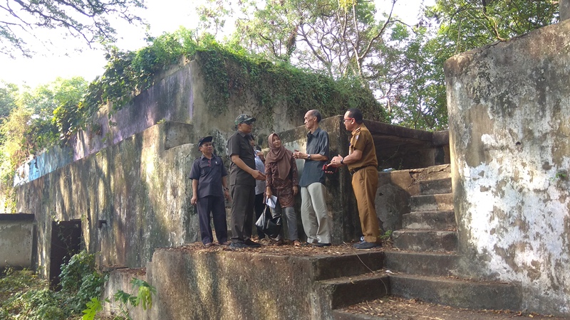 Plt Kepala Dinas Pariwisata dan tim cagar budaya ketika meninjau lokasi bungker.