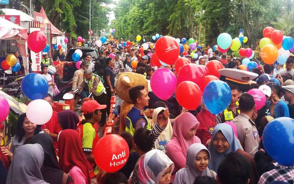 Masyarakat berebut balon sosialisasi pemilu damai