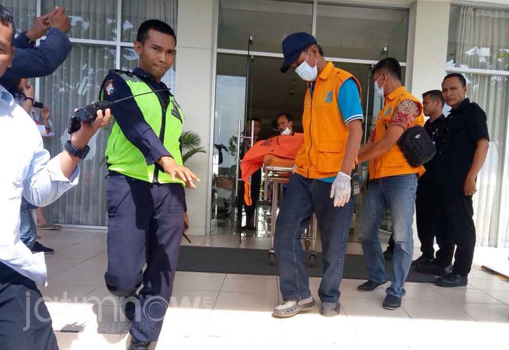 Proses evakuasi jenazah korban dari Apartemen Educity