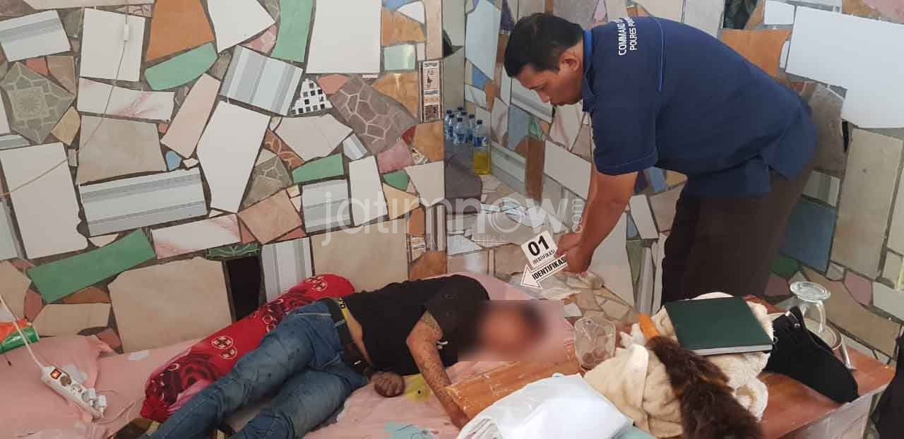 Petugas melakukan olah TKP./Foto: Mita Kusuma.